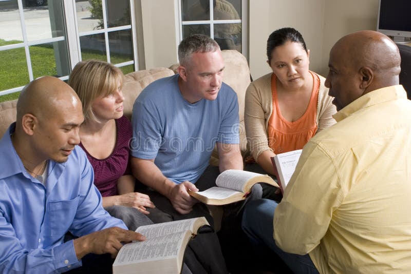 Portrait d'étude de bible d'amis à la maison images stock