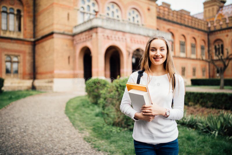 Portrait d'étudiant de fille dehors sur le campus image stock Portrait d'étudiant de fille dehors sur le campus image stock