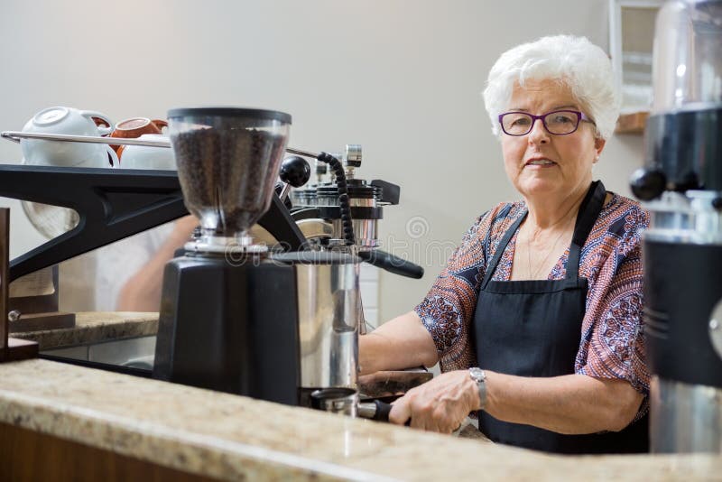 Portrait de barman supérieur Preparing Coffee photographie stock libre de droits Portrait de barman supérieur Preparing Coffee photographie stock libre de droits