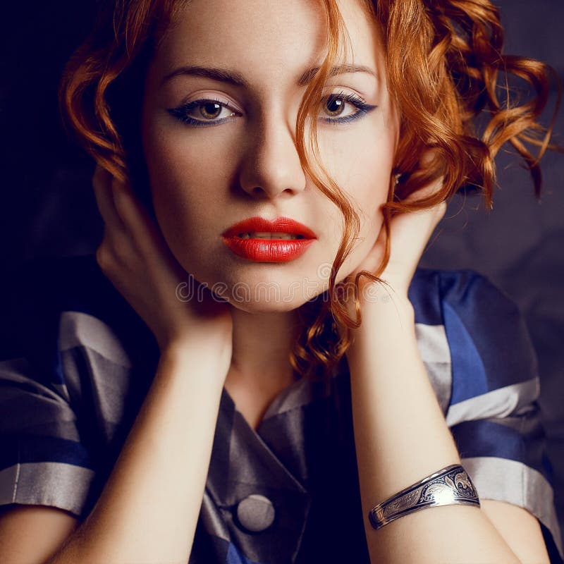 Portrait de beau jeune modèle roux dans la veste à la mode photos stock Portrait de beau jeune modèle roux dans la veste à la mode photos stock
