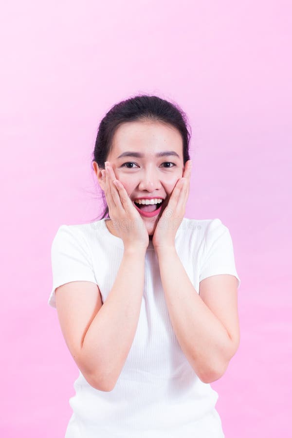 Portrait de beau jeune usage asiatique de cheveux noirs de femme un T-shirt blanc Avec l'expression du visage choquée images libres de droits Portrait de beau jeune usage asiatique de cheveux noirs de femme un T-shirt blanc Avec l'expression du visage choquée images libres de droits