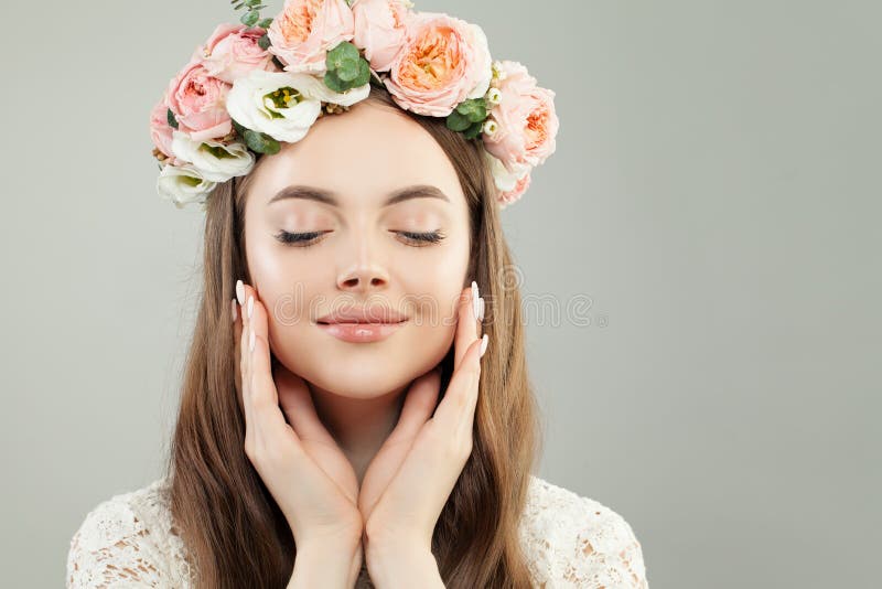 Portrait de beau jeune Woman modèle avec la peau claire saine, le maquillage naturel et les fleurs de ressort, plan rapproché fem photos stock Portrait de beau jeune Woman modèle avec la peau claire saine, le maquillage naturel et les fleurs de ressort, plan rapproché fem photos stock