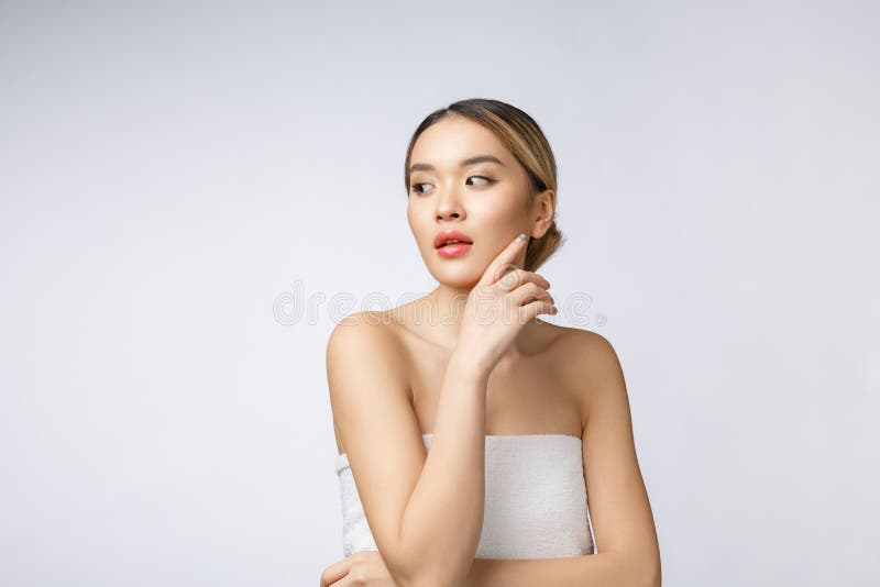 Portrait de beau maquillage asiatique de femme de cosmétique, joue de contact de main de fille, visage de beauté parfait avec le photos stock Portrait de beau maquillage asiatique de femme de cosmétique, joue de contact de main de fille, visage de beauté parfait avec le photos stock