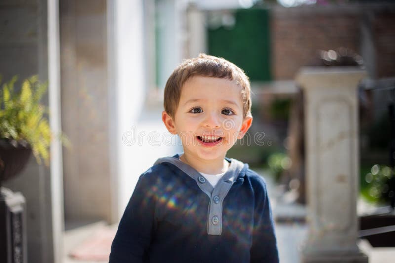 Portrait de beau petit garçon riant joyeux heureux photo libre de droits Portrait de beau petit garçon riant joyeux heureux photo libre de droits