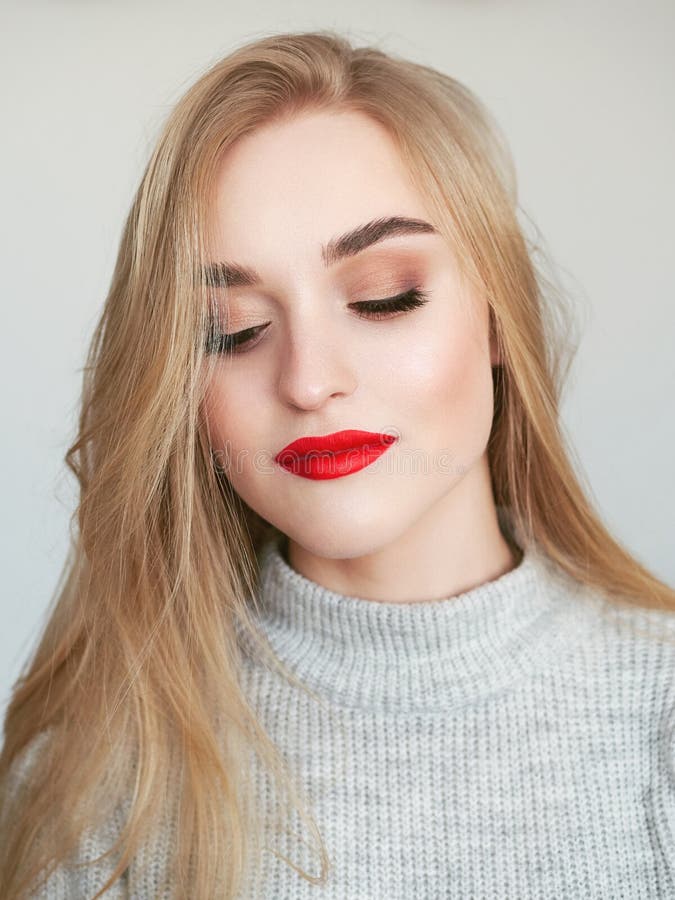 Portrait de beaut? de lumi?re naturelle de plan rapproch? de mod?le blond de femme avec le maquillage lumineux satur? vibrant de images stock Portrait de beaut? de lumi?re naturelle de plan rapproch? de mod?le blond de femme avec le maquillage lumineux satur? vibrant de images stock