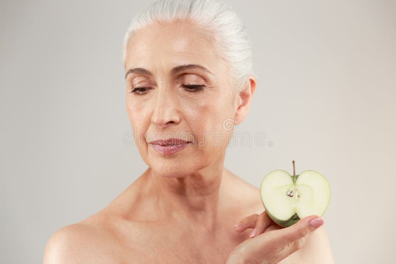 Portrait de beauté d'une belle demi femme agée nue photo stock Portrait de beauté d'une belle demi femme agée nue photo stock