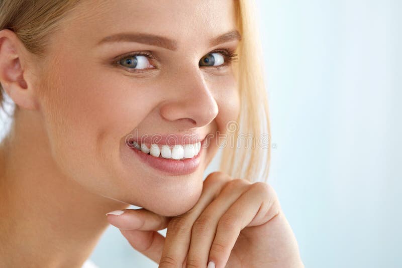 Portrait de beauté de femme avec le beau sourire de nouveau visage de sourire photos stock