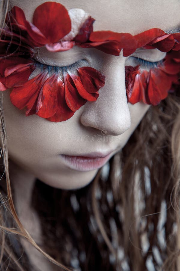 Portrait de beauté de jeune mannequin avec les poils humides et la Floride rouge image stock Portrait de beauté de jeune mannequin avec les poils humides et la Floride rouge image stock