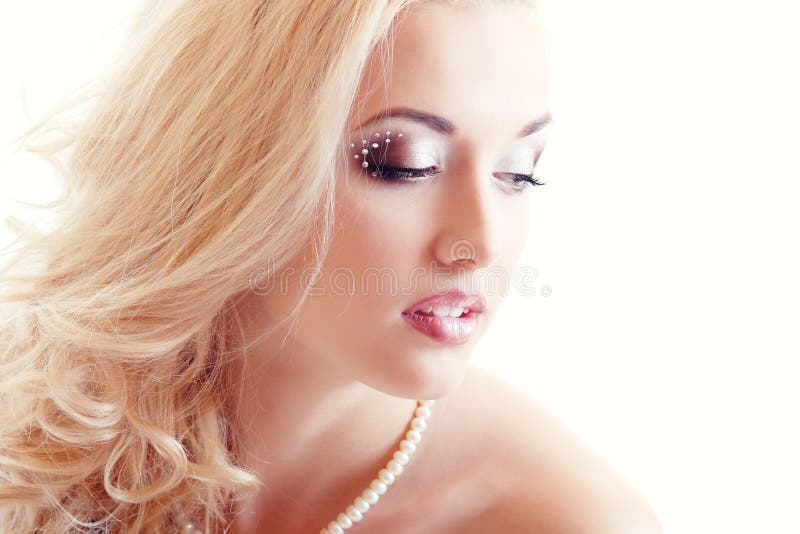 Portrait de beauté de jeune mariée de jeune femme photo stock Portrait de beauté de jeune mariée de jeune femme photo stock