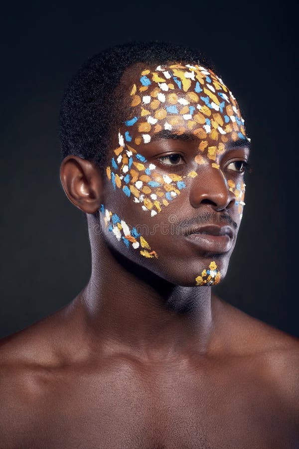 Portrait de beauté de mâle africain ethnique beau avec le mA créatif photo stock Portrait de beauté de mâle africain ethnique beau avec le mA créatif photo stock