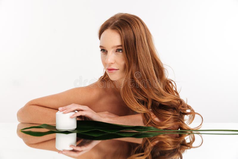 Portrait de beauté de femme de gingembre avec de longs cheveux images stock Portrait de beauté de femme de gingembre avec de longs cheveux images stock