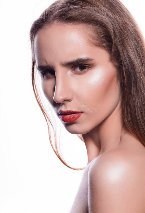 Portrait de beauté de femme émotive de brune avec les lèvres et le Na rouges photo libre de droits Portrait de beauté de femme émotive de brune avec les lèvres et le Na rouges photo libre de droits
