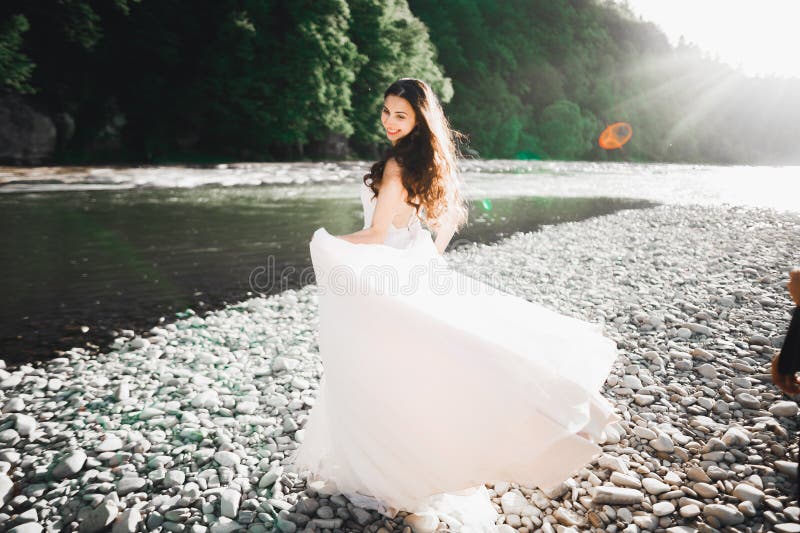 Portrait de beauté de mariée portant robe de mariée mode avec plumes avec maquillage de luxe et coiffure photographie stock
