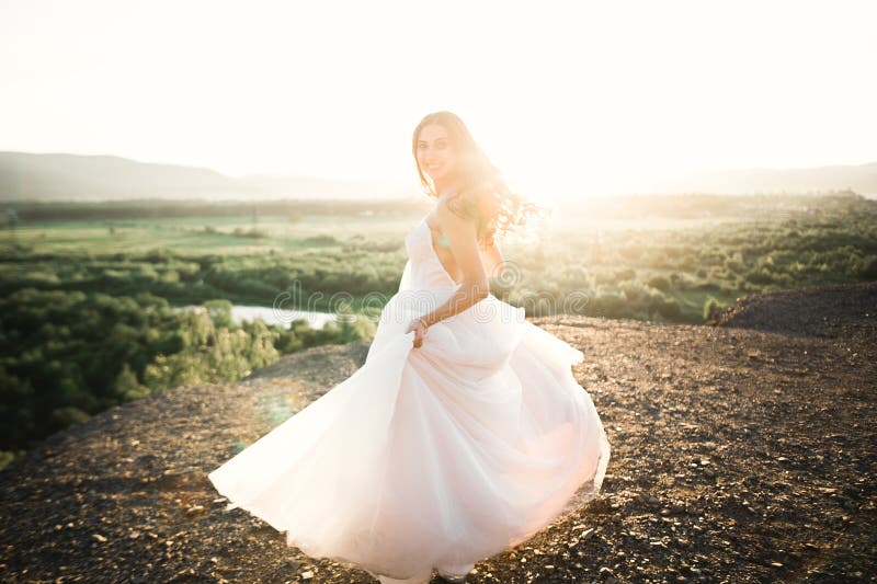 Portrait de beauté de mariée portant robe de mariée mode avec plumes avec maquillage de luxe et coiffure photo libre de droits