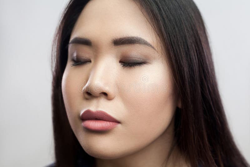 Portrait de beauté de plan rapproché de jeune femme asiatique de belle brune calme avec le maquillage, position droite de cheveux images stock Portrait de beauté de plan rapproché de jeune femme asiatique de belle brune calme avec le maquillage, position droite de cheveux images stock