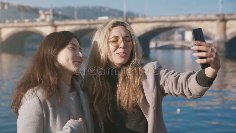 Portrait de beaux amis souriant au téléphone Jeunes femmes faisant le selfie sur smartphone Marche positive de l' banque de vidéos