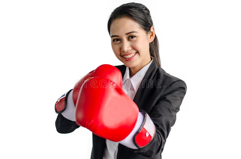 Portrait de beaux et jeunes gants de boxe de port de femme d'affaires photos libres de droits Portrait de beaux et jeunes gants de boxe de port de femme d'affaires photos libres de droits