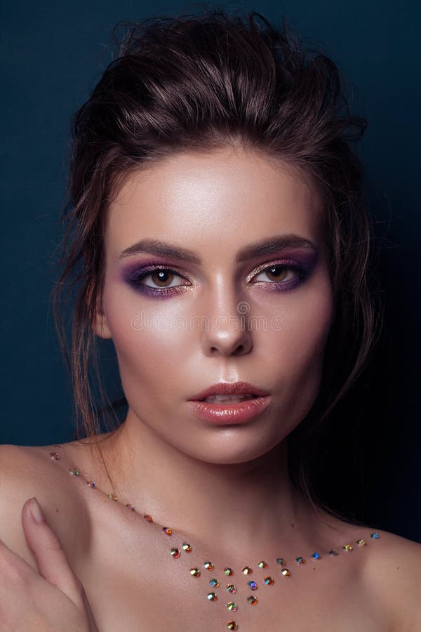 Portrait de belle femme avec des étincelles sur sa peau Mode M image stock Portrait de belle femme avec des étincelles sur sa peau Mode M image stock