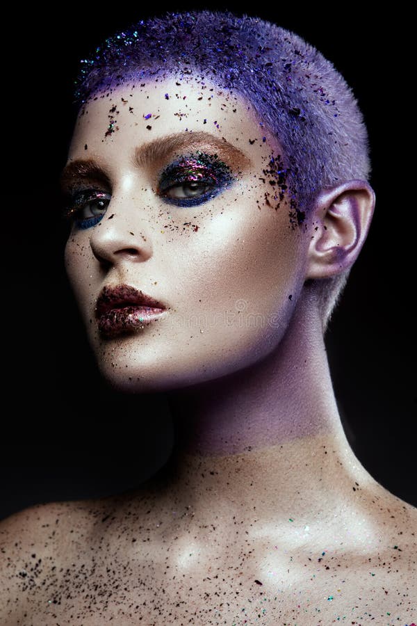 Portrait de belle femme avec des étincelles sur son visage images libres de droits Portrait de belle femme avec des étincelles sur son visage images libres de droits