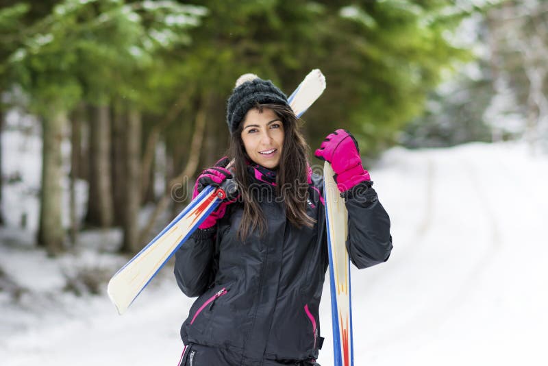 Portrait de belle femme avec le ski et le costume de ski en montagne d'hiver photo stock Portrait de belle femme avec le ski et le costume de ski en montagne d'hiver photo stock