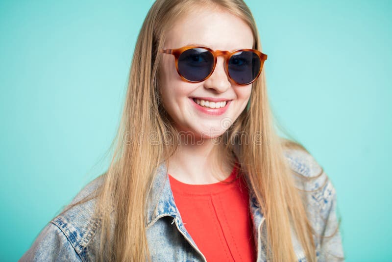 570 Portrait De Femme Blonde Avec Des Lunettes De Soleil 570 Portrait De Femme Blonde Avec Des Lunettes De Soleil