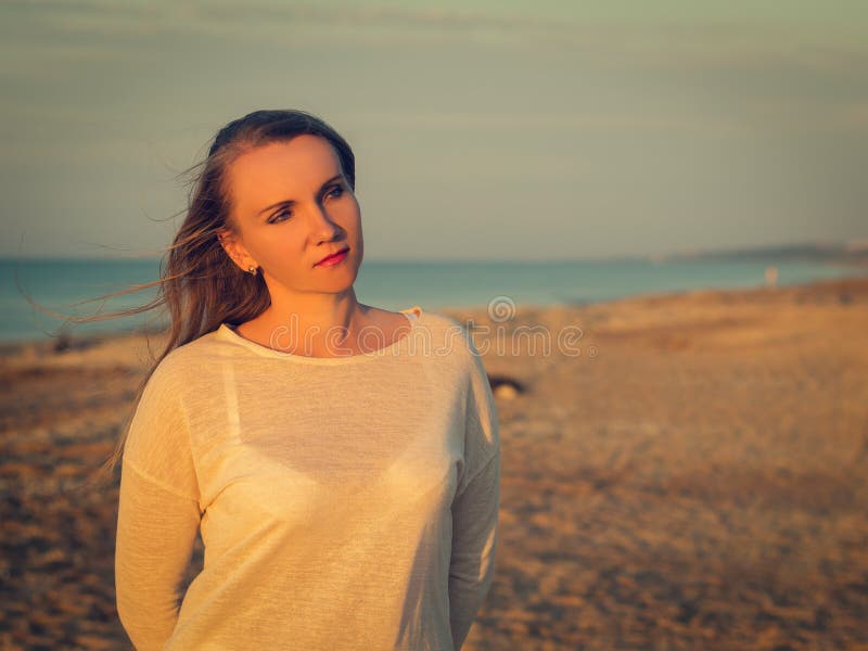 Portrait de belle femme dans des vêtements blancs sur la plage image stock Portrait de belle femme dans des vêtements blancs sur la plage image stock