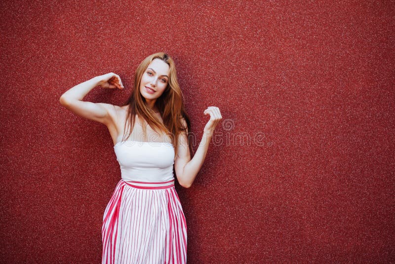 Portrait de belle femme dans la robe rouge, souriant photo libre de droits Portrait de belle femme dans la robe rouge, souriant photo libre de droits