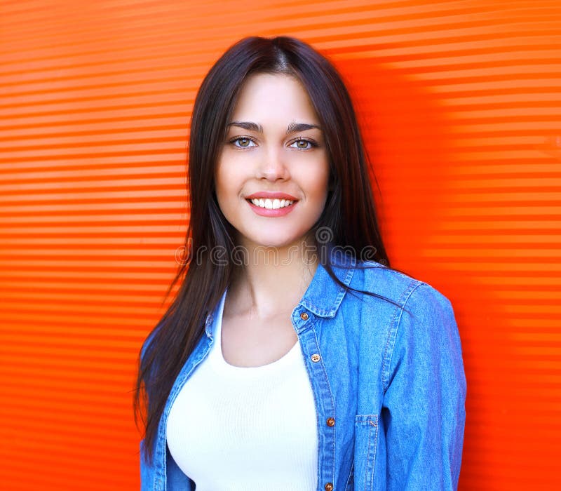 Portrait de belle femme de sourire heureuse de brune dans des jeans photographie stock libre de droits Portrait de belle femme de sourire heureuse de brune dans des jeans photographie stock libre de droits