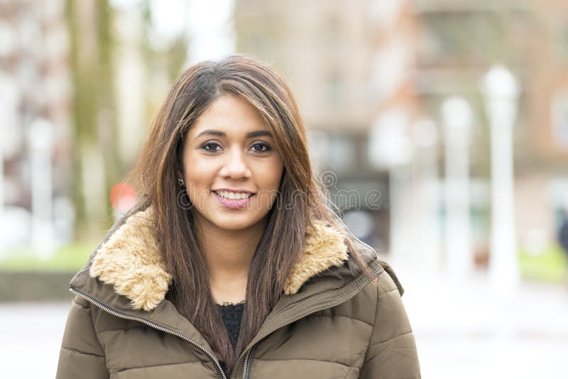 Portrait de belle femme latine de sourire dans la rue images stock Portrait de belle femme latine de sourire dans la rue images stock
