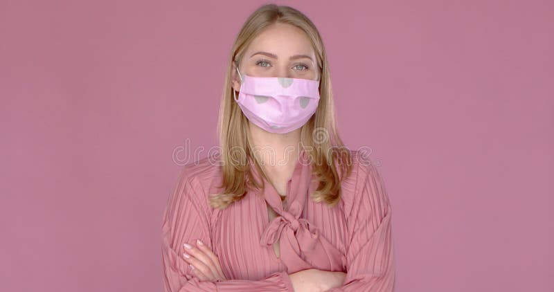 Portrait de belle femme portant le masque élégant. Protection contre la pollution de virus