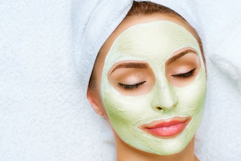Portrait de belle fille appliquant le masque facial photo stock Portrait de belle fille appliquant le masque facial photo stock