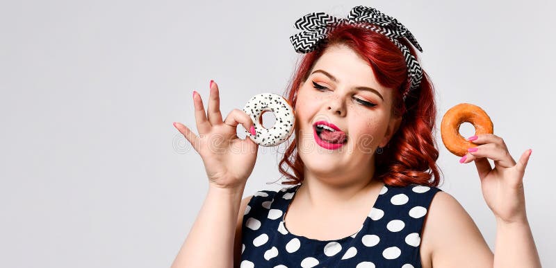 Portrait de belle graisse gaie plus la goupille- de femme de taille portant une robe ? pois d'isolement au-dessus du fond clair, photos stock Portrait de belle graisse gaie plus la goupille- de femme de taille portant une robe ? pois d'isolement au-dessus du fond clair, photos stock