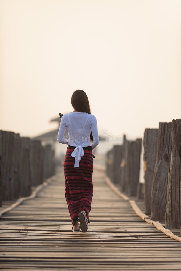 Portrait de belle jeune femme birmanne de sourire image stock Portrait de belle jeune femme birmanne de sourire image stock