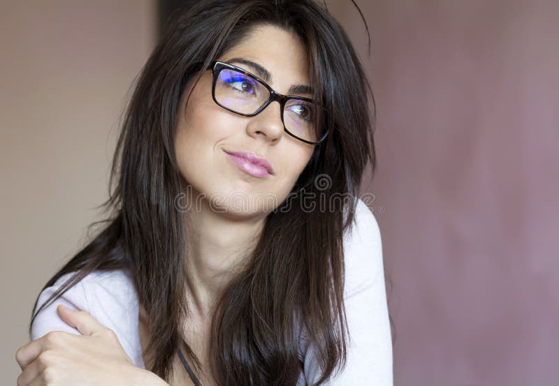 Portrait de belle jeune femme de sourire avec les lunettes modernes images stock Portrait de belle jeune femme de sourire avec les lunettes modernes images stock