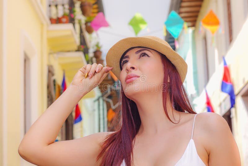 Portrait de belle jeune femme utilisant un chapeau de Panama au centre historique de la vieille ville Quito en Equateur du nord d images stock Portrait de belle jeune femme utilisant un chapeau de Panama au centre historique de la vieille ville Quito en Equateur du nord d images stock