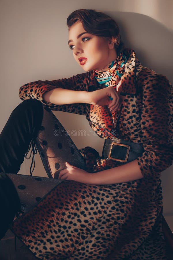 Portrait de belle jeune fille avec le maquillage dans des v?tements de mode images stock Portrait de belle jeune fille avec le maquillage dans des v?tements de mode images stock