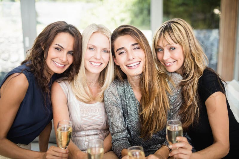 Portrait de belles femmes ayant des boissons photos stock