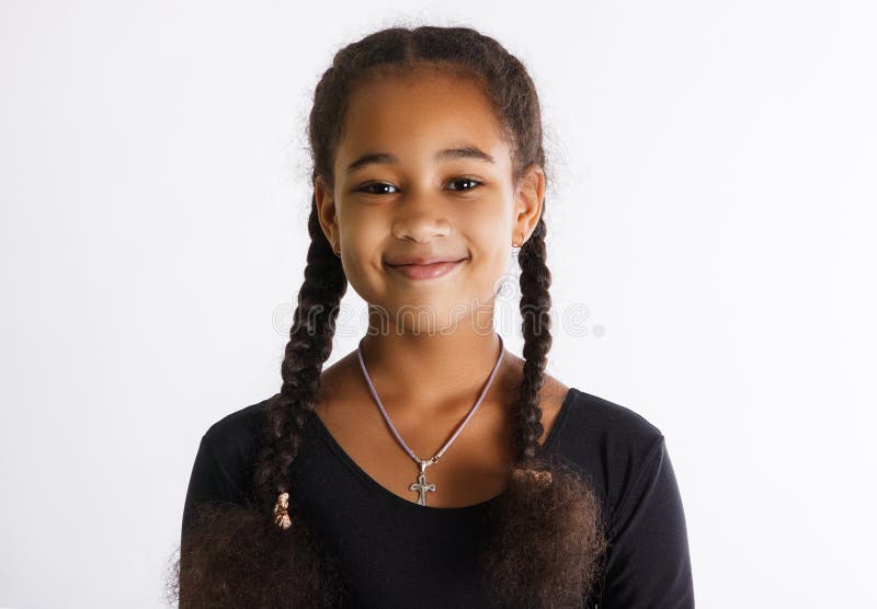 Portrait de belles filles à la peau foncée sur un fond blanc Les sourires d'enfant images stock Portrait de belles filles à la peau foncée sur un fond blanc Les sourires d'enfant images stock