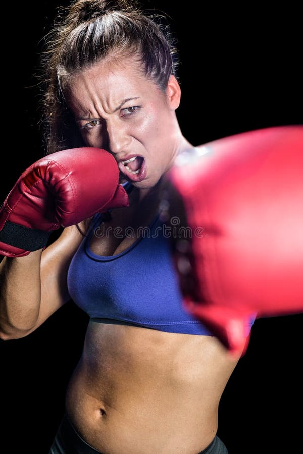 Portrait de boxeur féminin agressif avec la position de combat images libres de droits Portrait de boxeur féminin agressif avec la position de combat images libres de droits