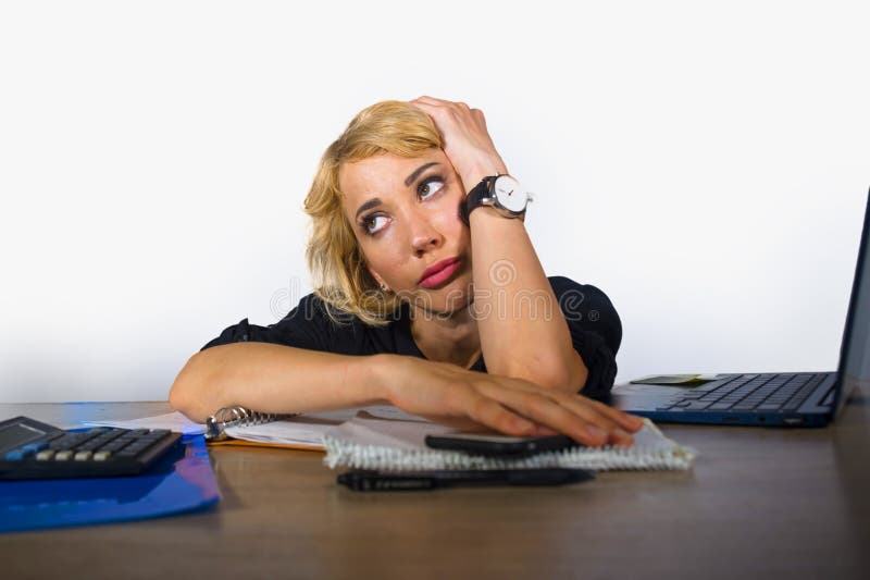 Portrait de bureau de jeune travailler triste et déprimé de femme d'affaires paresseux au sentiment de bureau d'ordinateur portab photos libres de droits Portrait de bureau de jeune travailler triste et déprimé de femme d'affaires paresseux au sentiment de bureau d'ordinateur portab photos libres de droits