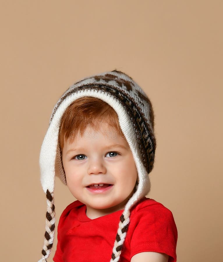 Portrait de bébé garçon de sourire mignon dans le chapeau tricoté photo libre de droits Portrait de bébé garçon de sourire mignon dans le chapeau tricoté photo libre de droits