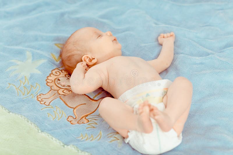 Portrait de bébé de mois de Fev beau photos libres de droits Portrait de bébé de mois de Fev beau photos libres de droits
