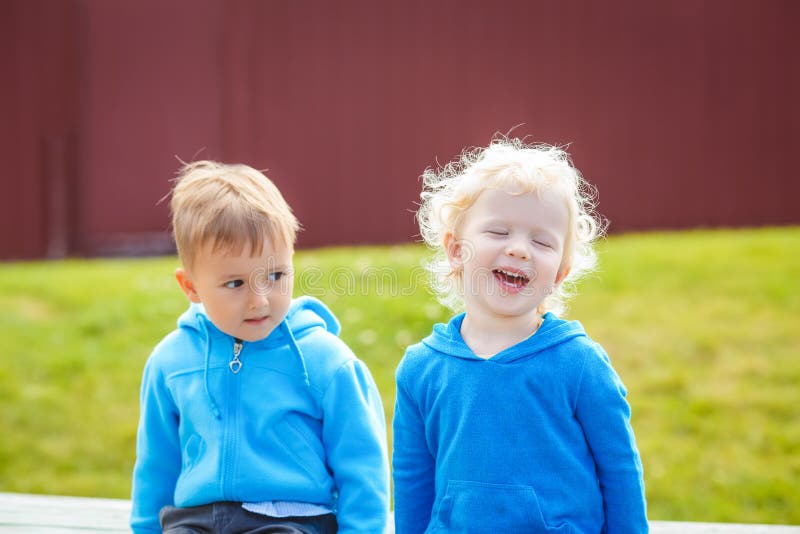 Portrait de caucasiens garçon et amie dans des hoodies bleus images stock Portrait de caucasiens garçon et amie dans des hoodies bleus images stock