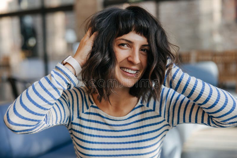 Portrait de charmante femme souriante regardant la caméra sur fond flou image libre de droits