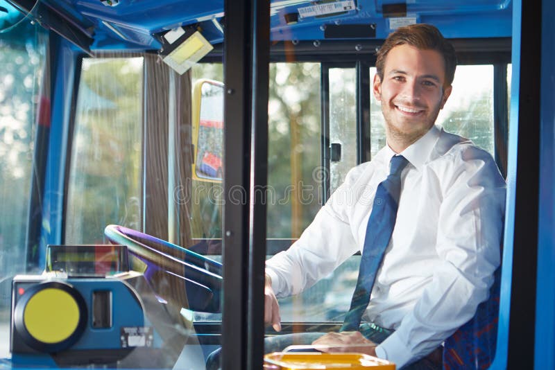 Portrait de chauffeur de bus Behind Wheel photographie stock libre de droits Portrait de chauffeur de bus Behind Wheel photographie stock libre de droits