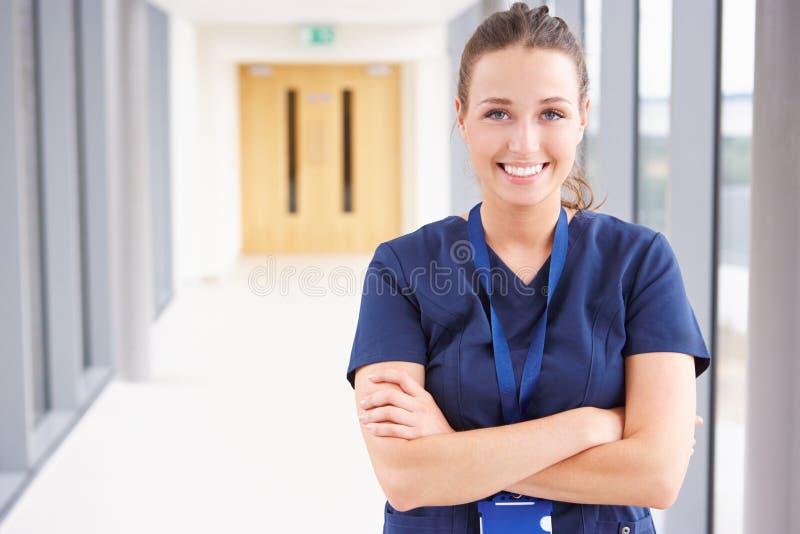 Portrait de couloir femelle de Standing In Hospital d'infirmière images libres de droits
