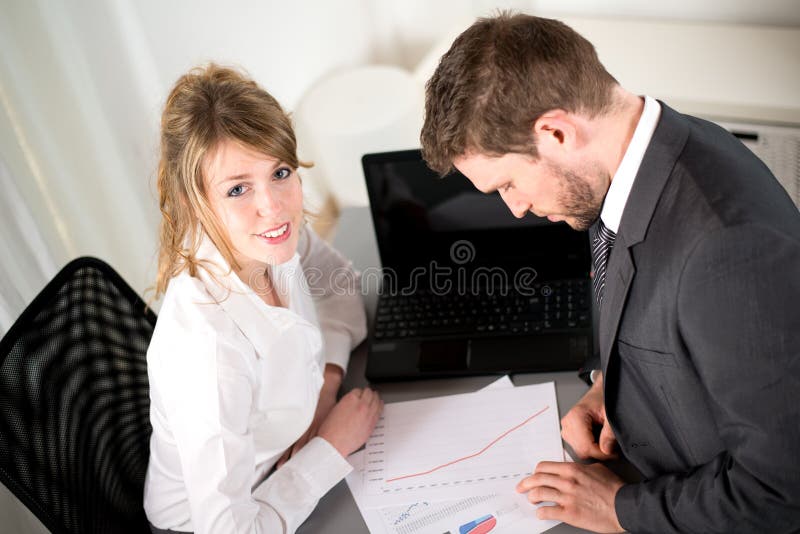 Portrait de deux gens d'affaires travaillant ensemble dans le bureau avec l'ordinateur photo libre de droits