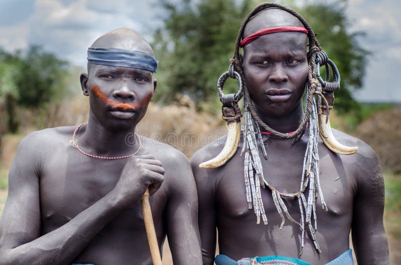 Portrait de deux hommes de tribu de Mursi photos libres de droits Portrait de deux hommes de tribu de Mursi photos libres de droits