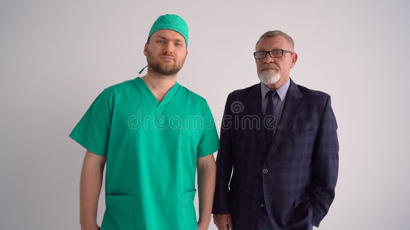 Portrait de deux hommes et d'un homme d'affaires âgé en costume et lunettes et d'un jeune médecin en costume médical et avec