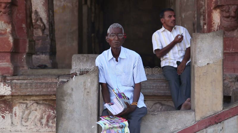 Portrait de deux hommes indiens locaux s'asseyant devant le temple dans Hampi